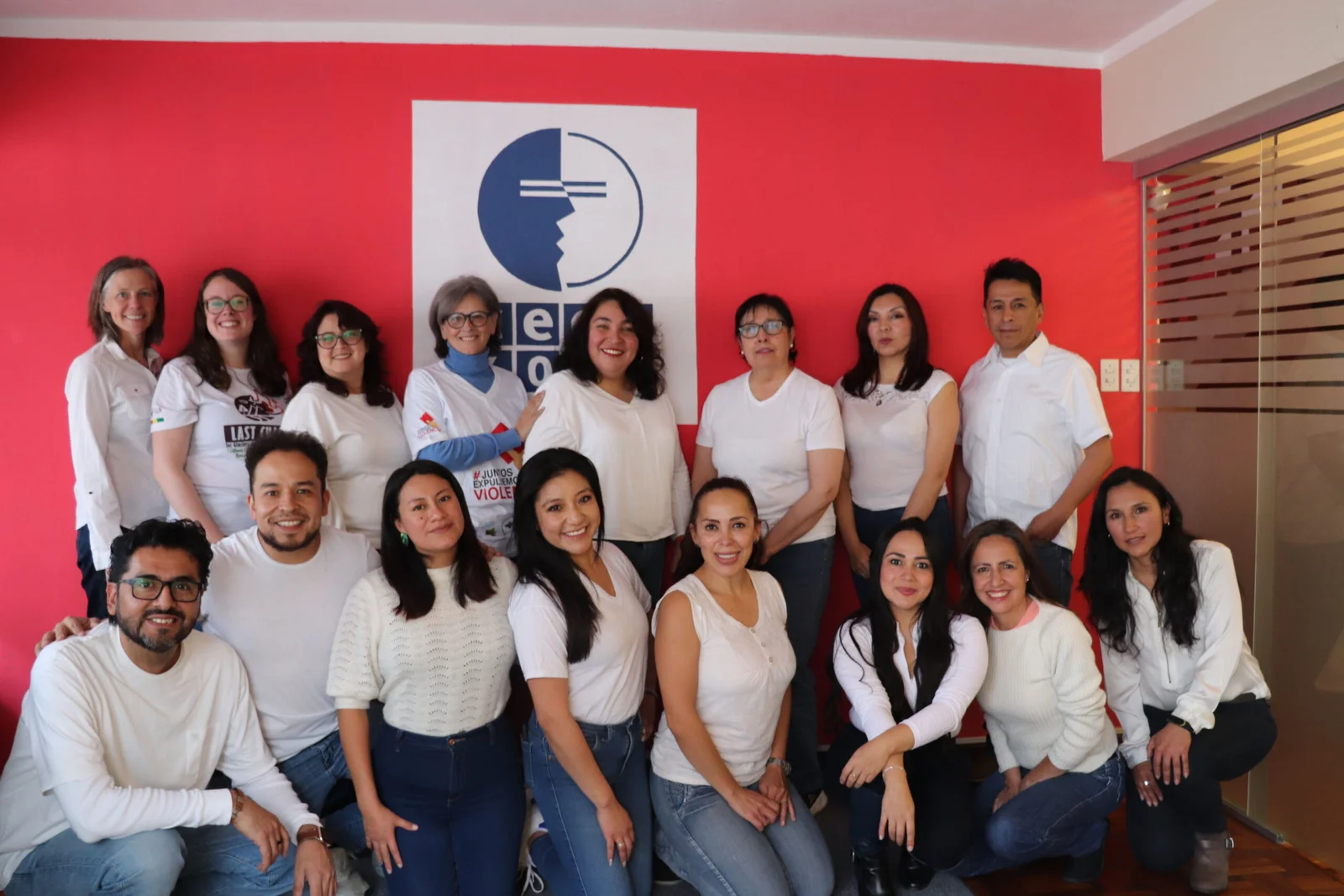 Persona usando un teléfono para contactar